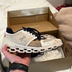 Size 9 Women’s On Cloud Running Shoes